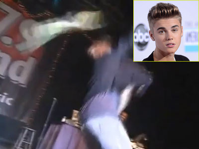 Trong một buổi biểu diễn, Justin Bieber đã bị một anti-fan ném nguyên cả một chai nước vào đầu.
