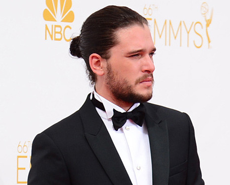 Nam diễn viên người Anh Kit Harington cũng theo trào lưu tóc búi của các sao Hollywood.