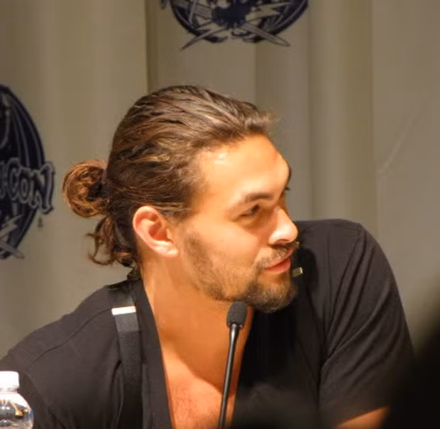 Nam diễn viên kiêm người mẫu Jason Momoa đầy cuốn hút với vẻ nam tính và mái tóc rất nghệ sĩ.