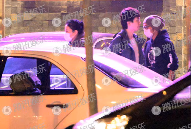 Khoảng 7h tối ngày 16/10, phóng viên ảnh bắt gặp Vương Phi và Tạ Đình Phong bước ra khỏi một nhà hàng ở Macau nhưng người đi trước kẻ đi sau.