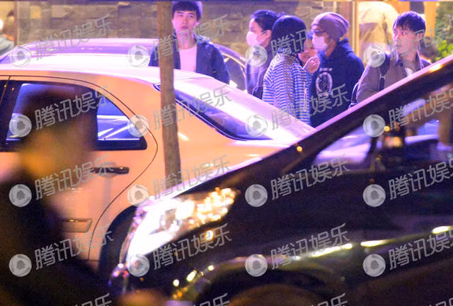 Ngày 16/10, cánh săn ảnh bắt gặp Vương Phi và Tạ Đình Phong hẹn hò nhau đi ăn tối ở Macau.