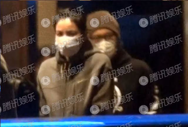 Ánh mắt Vương Phi và Tạ Đình Phong tỏ ra rất cảnh giác phóng viên ảnh.