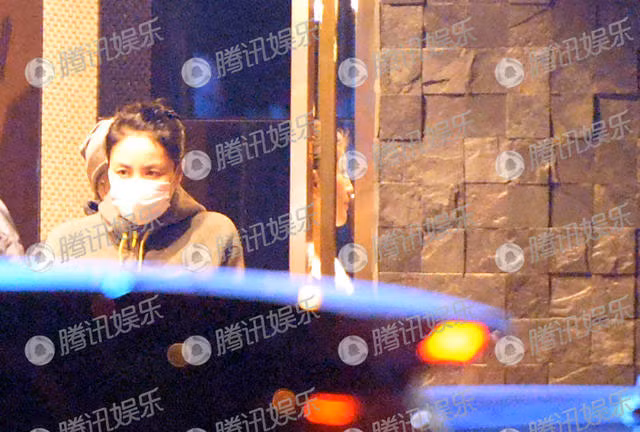 Đây là lần đầu tiên cả hai công khai hẹn hò kể từ sau vụ bị paparazzi bắt gặp âu yếm nhau trong căn hộ của nữ diva 45 tuổi ở Bắc Kinh tháng trước.