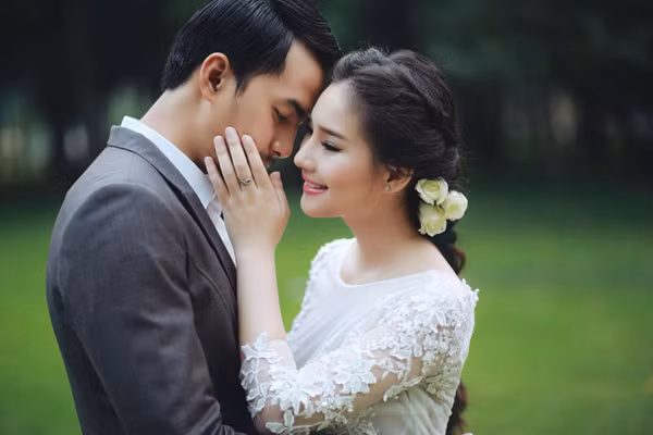 Mặc dù lấy chồng là một nghệ sĩ, lại hoạt động trong làng mẫu phức tạp, Kiều Oanh vẫn một mực tin tưởng chồng.