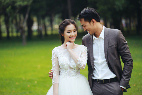 Khi Duy Nhân ra mắt cô dâu, các đồng nghiệp của anh sửng sốt trước ngoại hình đẹp đến khó tin của Kiều Oanh. Nhất là khi cô không phải hotgirl hay người của showbiz.