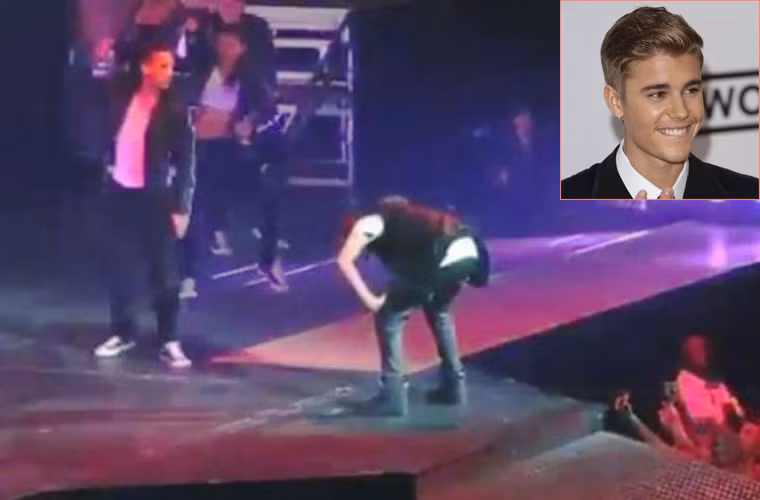 Trong đêm diễn đầu tiên của show "World Tour" tháng 9/2012, Justin Bieber đã quá phấn khích đến nỗi vừa chạy lên chạy xuống sân khấu rồi bất ngờ chổng mông về phía khán giả và lấy đà nhảy bật lên phía trước. Sau đó, hoàng tử pop đã lên tiếng xin lỗi về hành động khiếm nhã đó của mình.