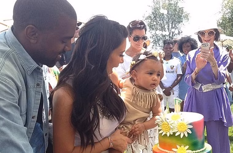 Trong bữa tiệc sinh nhật đầu đời, bé North West được bố mẹ mặc bộ váy kiểu đi dự festival âm nhạc Coachella.