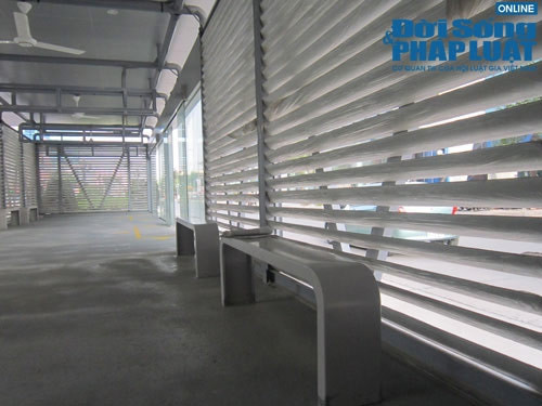 Cửa từ nhà chờ bước lên xe buýt là hệ thống kính trượt đóng mở tự động. Chỉ khi xe buýt cập bến cửa trượt mới tự động mở để giữ an toàn và tạo thói quen xếp hàng trật tự khi vào xe.