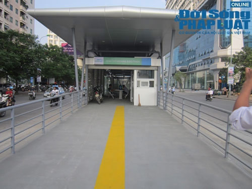 Nhà chờ được gọi là “Trạm Nguyễn Tuân”, được khởi công vào ngày 04/03/2014 đang trong quá trình hoàn thiện. Đây là một địa điểm trong chuỗi nhà chờ của tuyến buýt nhanh Hà Nội BRT (từ bến xe Yên Nghĩa tới bến xe Kim Mã).