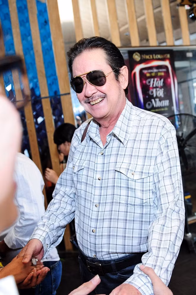 Đây là lần đầu tiên, Nguyễn Chánh Tín viết kịch bản cho một MV ca nhạc. Nói về lý do phá lệ viết kịch bản cho Long Nhật, ông giải thích đơn giản: "Tôi không quan trọng chuyện cát-sê khi Long Nhật mời tôi viết kịch bản. Tôi viết kịch bản bởi vì mối quan hệ 20 năm của chúng tôi".