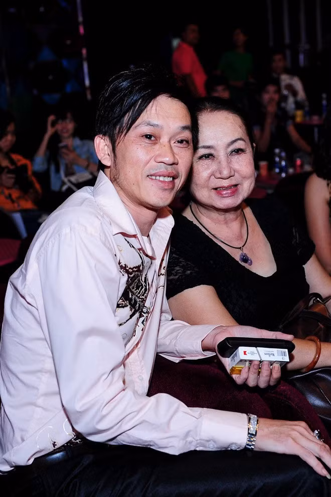 Hoài Linh là người cho Long Nhật mượn áo dài để giả gái trong MV.