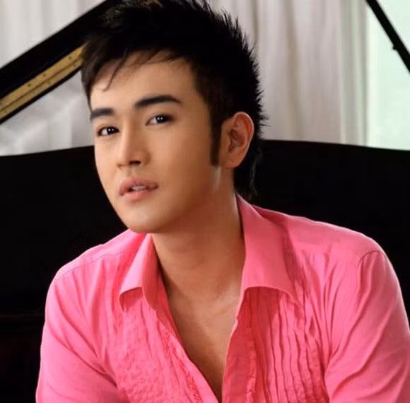  Minh Quân - Nhẫn đá quý. Thường xuyên được fan tặng quà, Minh Quân cũng không ít lần điêu đứng vì những món quà không dám nhận. Đó là một chiếc nhẫn có bề ngoài rất bình thường được gửi cho anh qua đường bưu điện. Cho đến một ngày, vô tình vào mạng tra cứu, anh mới biết chiếc nhẫn đó có giá hơn 1000 USD. Mặc dù biết đó là tấm lòng chân thành của người hâm mộ, nhưng Minh Quân quyết định tìm fan trả lại vì không muốn mang tiếng là người lợi dụng.