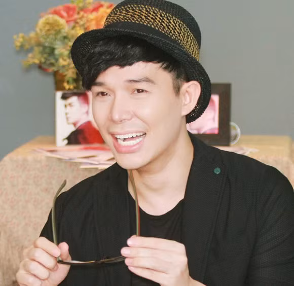  Nathan Lee - Hình nhân thế mạng. Trong một bữa tiệc sinh nhật do fan tổ chức, nam người mẫu kiêm ca sĩ Nathan Lee sốc nặng khi fan tặng cho một hình nhân thế mạng rất giống với ngoại hình của anh. Tuy nhiên, thay vì lo lắng vì món quà độc không thuốc chữa, Nathan Lee lại rất vui mừng hớn hở vì fan đã nghĩ ra đủ trò để làm anh vui.