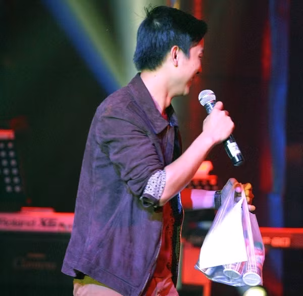  Hoài Lâm - Bánh kẹo sữa. Quán quân Gương mặt thân quen 2014 bị fan hâm mộ xem như con nít khi tặng anh một túi nilon đựng các lon sữa và bánh kẹo bình dân. Sau phút bối rối, chàng trai 19 tuổi kịp đọc tấm thiệp ghi vội "hãy giữ gin sức khỏe" và vô cùng cảm động trước sự quan tâm của người hâm mộ dành cho mình.