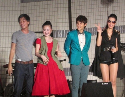 Đáp lại, Vy Oanh vui vẻ khoác chiếc áo cũ kỳ và nhăn nhúm như đồng nát lên bộ đầm đỏ lộng lẫy.