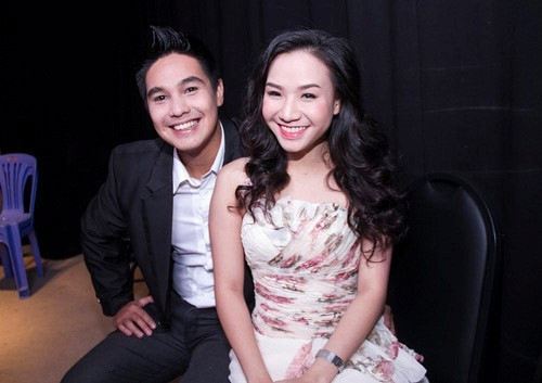 Nụ cười rạng rỡ luôn thường trực trên môi Quỳnh Trâm trong mỗi lần cùng ông xã xuất hiện trên truyền hình. Trước đó, cặp "phi công trẻ - máy bay bà già" từng tham gia "Vợ chồng son" - chương trình truyền hình thực tế dành cho những đôi vợ chồng trẻ vừa mới cưới đến dưới 5 năm.