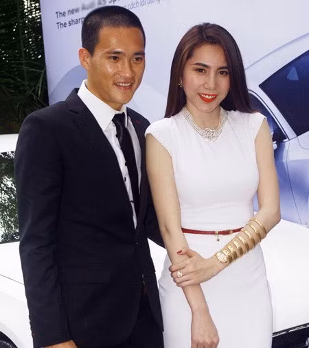 Thủy Tiên - Công Vinh: Cặp đôi quen nhau từ buổi chụp hình chung cho một tạp chí dành cho giới trẻ. Chuyện tình cảm trước đây của họ gặp nhiều khó khăn khi bị cho là "bắt tay" để đánh bóng tên tuổi.