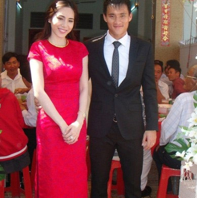 Cuối năm 2011, Thủy Tiên - Công Vinh quyết định tiến tới hôn nhân với một buổi lễ đính hôn tại Kiên Giang, quê nhà của Thủy Tiên, xóa bỏ những tin đồn trước đó.