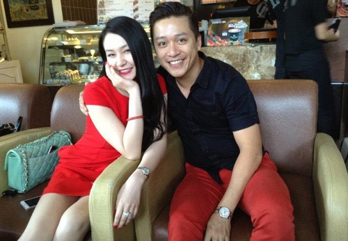 Cặp vợ chồng đang chào đón đứa con đầu lòng. Dù bầu bí, nhưng Hương Baby vẫn nhiệt tình "vác bụng" đi cổ vũ chồng cả trên sân khấu ca nhạc và trên sân bóng đá.