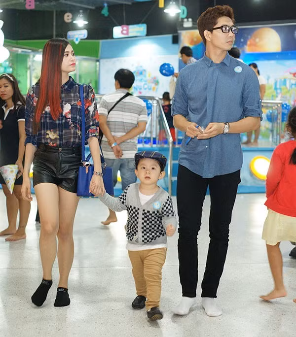 Gia đình Tim và Quỳnh Anh rất hạnh phúc với bé trai xinh xắn, có nét giống cả cha và mẹ. Dù bị nhiều đồn đoán là có trục trặc trong cuộc sống hôn nhân nhưng khi nhìn những hình ảnh hạnh phúc này của họ, những tin đồn cũng mau chóng bị quên lãng.