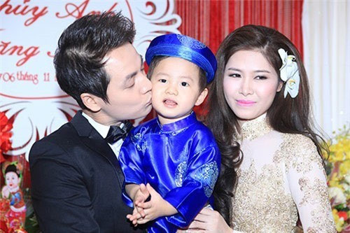 Khi nhắc tới người vợ xinh đẹp, Đăng Khôi luôn dành cho cô những lời ngọt ngào như khen vợ rất nhẹ nhàng, kiên trì và khéo léo trong cuộc sống. Cô cũng được gia đình chồng rất yêu mến.