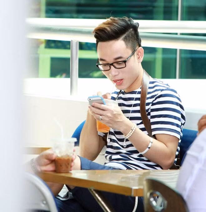 Trúc Nhân uống nước chờ đến giờ bay.