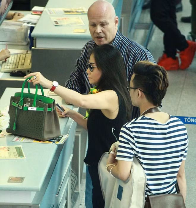 Trong những chuyến lưu diễn nước ngoài của nữ ca sĩ, ông xã luôn đi cùng cô để tiện chăm sóc. Vợ chồng cô vừa có thời gian ngắn sống và làm việc tại châu Âu và mới trở về Việt Nam được ít ngày.