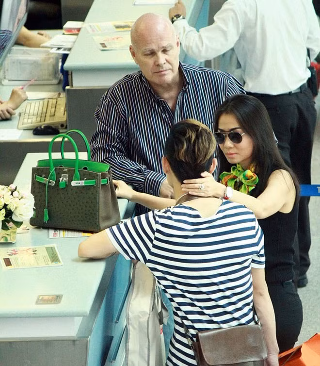 Trúc Nhân cũng có mặt tại khu vực soát vé và bay cùng chuyến với vợ chồng Thu Minh. Nữ ca sĩ tỏ ra thân thiết với học trò cưng khi đưa tay vuốt tóc anh.