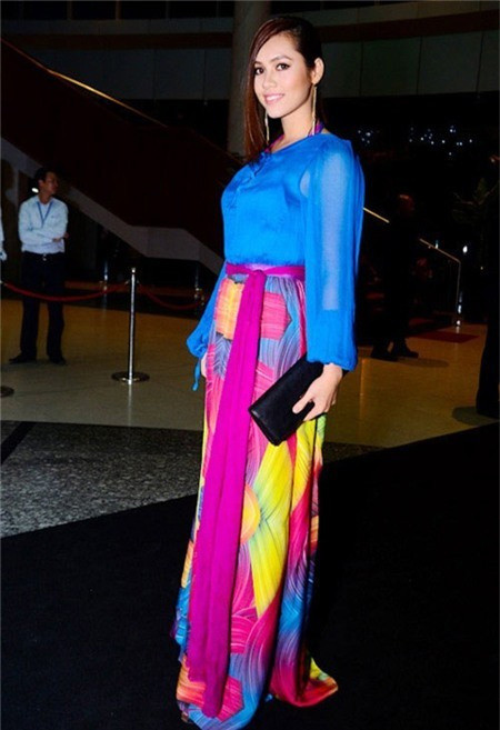 Á hậu Hoàng My cũng nằm trong list kiều nữ mắc sai lầm khi chọn trang phục lỗi thời. Xuất hiện cạnh gia đình bạn trai Phillip Nguyễn, người đẹp trở nên lạc lõng vì bộ váy nhiều màu trông giống với trang phục trình diễn hơn là váy áo thời trang dự sự kiện. Bộ cánh diêm dúa nhanh chóng lọt nhiều bình chọn trang phục xấu nhất năm 2012.