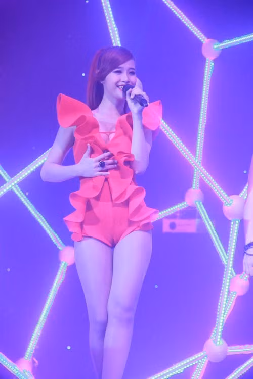 Bộ trang phục jumpsuit có tông màu bắt mắt giúp nghệ sĩ nổi bật trên sân khấu âm nhạc. Tuy nhiên, đi ngược với những tiêu chí thời trang vừa mắt khán giả, Đông Nhi diện bộ cánh lộ điểm nhạy cảm. Sự cố trang phục khiến cô nhận phải chỉ trích nặng nề từ công chúng.