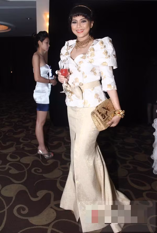 Cựu diễn viên - doanh nhân Thủy Tiên từng khiến công chúng ngỡ ngàng khi diện bộ váy phong cách hoàng gia diêm dúa, tham dự show diễn thời trang của NTK Đỗ Mạnh Cường. Bộ váy có chất liệu và hoa văn quý tộc cùng kiểu cách nữ hoàng quyền quý không hợp với không gian sự kiện, cũng như đưa diễn viên "Vị đắng tình yêu" vào danh sách U50 ăn vận lỗi mốt của Vbiz.