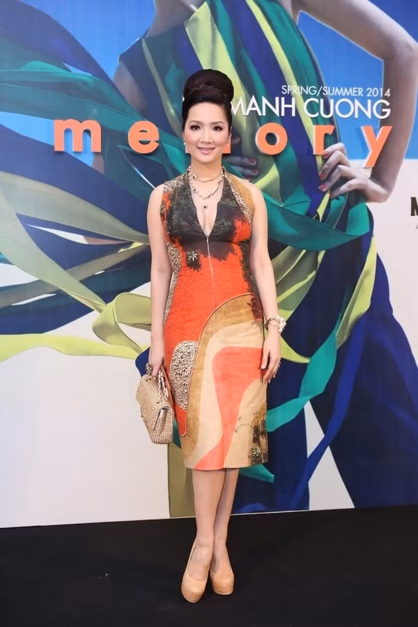 Dù rất đầu tư về mặt hình ảnh dự sự kiện nhưng Giáng My vẫn không nhận được đánh giá cao về gu thời trang hợp mốt. Hoa hậu thường xuyên chọn những bộ đầm ôm tôn dáng có màu sắc nổi bật nhưng cũng rất màu mè và lỗi mốt. Trong ảnh là thiết kế không phù hợp với vẻ sang trọng và quý phái vốn có ở người mặc.