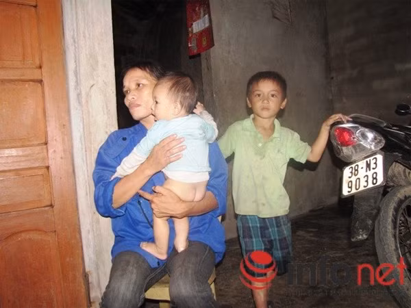 Người mẹ đã vô cùng hối hận khi "lỡ tay" xô con ngã vào đống lửa.