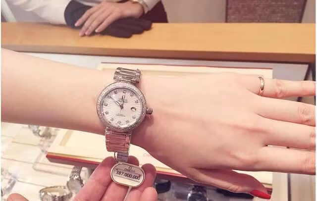 Angela Phương Trinh khoe chiếc đồng hồ có giá 387 triệu được chụp tại cửa hàng. Đa số ý kiến cho rằng cô còn trẻ nhưng xài tiền hoang phí, xa xỉ và trách móc "bà mẹ nhí" không để số tiền đó làm từ thiện, tích đức về sau.