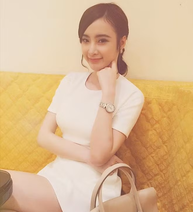 Sau khi sở hữu chiếc đồng hồ hàng hiệu, diễn viên phim "Tiểu thư đi học" mặc đẹp, trang điểm và đeo đồng hồ đi chơi tối cuối tuần. Nói về món đồ xa xỉ, Angela Phương Trinh cho biết cô mới trúng hai quảng cáo tiền tỷ nên đã tự thưởng cho mình một món đồ trang sức.