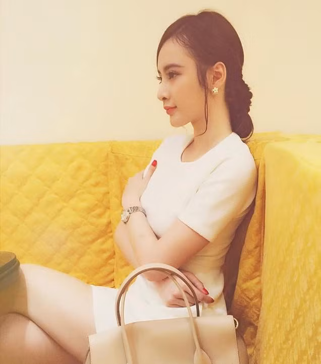 Trước những ý kiến cho rằng cô xài tiền hoang phí và không tiết kiệm cho gia đình, người đẹp sinh năm 1995 cho biết: "Tôi lắng nghe mọi lời góp ý của mọi người. Tuy nhiên, tôi nghĩ mình làm ra tiền thì cũng nên biết cách hưởng thụ. Thời gian qua, tôi trúng một quảng cáo mỹ phẩm, một quảng cáo hình ảnh đại diện cho spa nên tôi muốn trích một phần tiền cát-sê để thưởng cho bản thân có động lực làm việc".