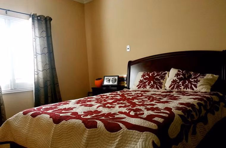 Phòng ngủ của ca sỹ Quang Lê có tông màu trầm, ấm áp.