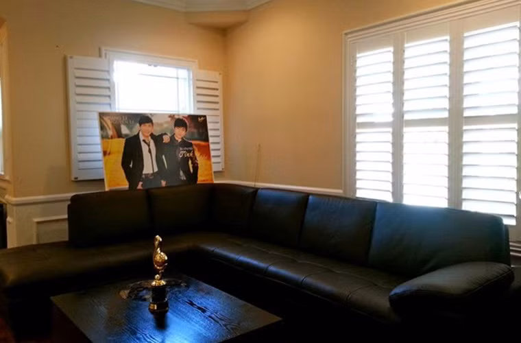 Phòng khách giản dị trong nhà Quang Lê.