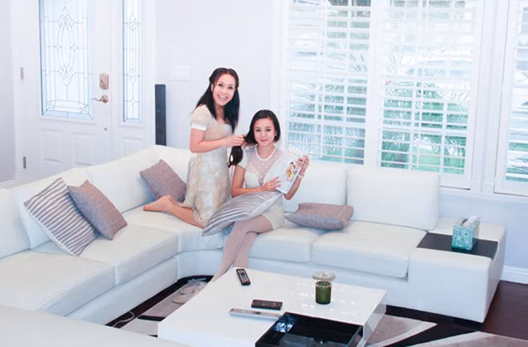 Phòng khách với tông màu trắng là chủ đạo.