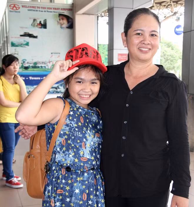 Xa gia đình một khoảng thời gian quá lâu khiến cô bé rất hào hứng được trở về thăm ba, anh chị, bạn bè và thầy cô. Sau khi đăng quang, Thiện Nhân cũng thành thật chia sẻ điều em muốn làm nhất là về nhà và ôm ba một cái thật chặt. Nhiều tháng qua, do việc đồng áng nên ba của em không có dịp lên TP HCM để ủng hộ con gái út.