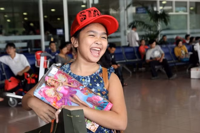 Chiếc nón mà cô bé đang đội cũng là quà của Mai Chí Công gửi tặng trước khi về quê. Trong team Cẩm Ly, hai giọng ca nhí này rất thân thiết với nhau. Thiện Nhân từng chia sẻ em rất hay bắt nạt người bạn của mình.