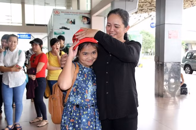 Sau nhiều tháng ở TP HCM để tham gia chương trình Giọng hát Việt nhí 2014, chiều 8/10, quán quân Nguyễn Thiện Nhân đã cùng gia đình lên chuyến bay trở về nhà tại Bình Định.