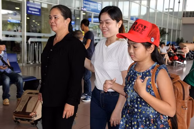 Dù rất mong muốn về nhà, nhưng khi đến giờ vào bên trong để làm thủ tục, cô bé không giấu được nỗi buồn khi sắp phải xa huấn luyện viên của mình cũng như các khán giả yêu thương mình trong suốt thời gian qua.