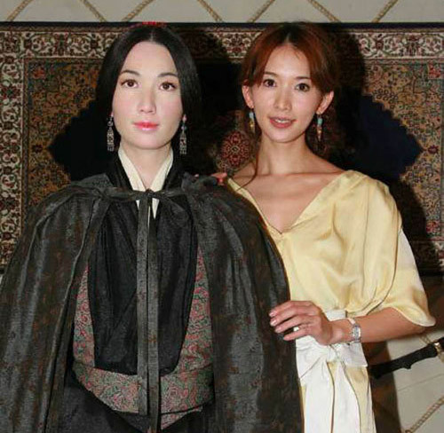 Khuôn mặt tượng sáp siêu mẫu xứ Đài Lâm Chí Linh vuông chằn chặn đối lập hẳn với khuôn mặt trái xoan của cô.