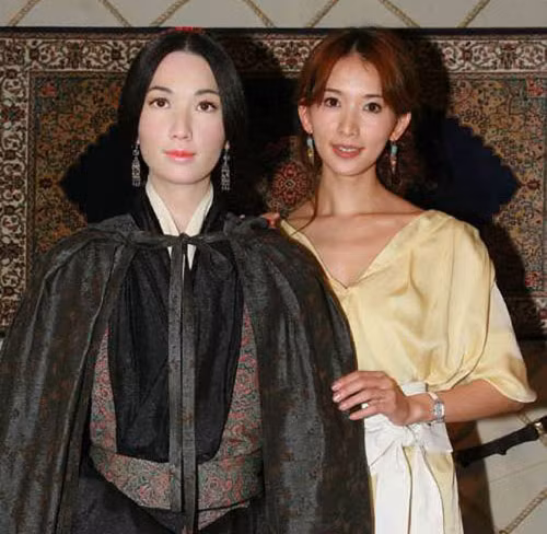 Khuôn mặt tượng sáp siêu mẫu xứ Đài Lâm Chí Linh vuông chằn chặn đối lập hẳn với khuôn mặt trái xoan của cô.