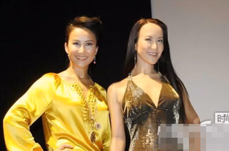 Vẻ đẹp bốc lửa và sexy của nữ ca sĩ Coco Lee khác hẳn với vẻ già nua của bức tượng sáp.