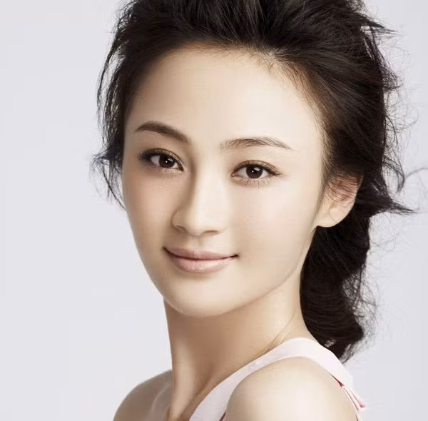 Họ gặp nhau năm 2011 khi đóng cặp trong phim "Khỏa hôn thời đại". Năm 2013, ngọn lửa tình đã đốt cháy Diêu Địch và Văn Chương ngay đúng lúc vợ chàng đang nằm cữ. Thế nhưng sau khi sự việc bại lộ, Văn Chương bỏ mặc Diêu Địch chống chọi với dư luận, trở về nhà xây dựng lại hình ảnh người chồng tốt, người cha gương mẫu.