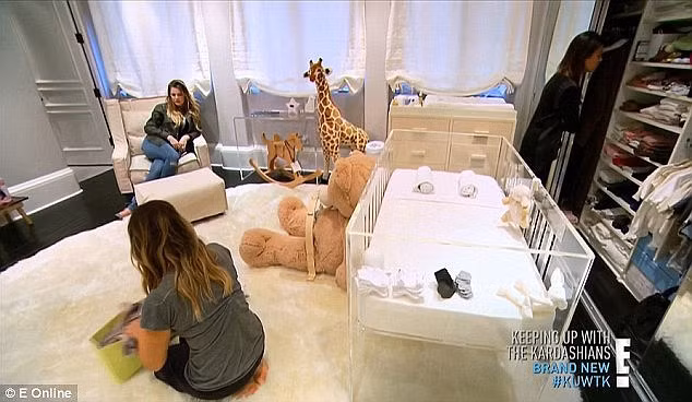 Căn phòng riêng của sao nhí này có hẳn một tủ đầy quần áo và vô số đồ chơi cùng chiếc cũi trị giá gần 4.000 USD.