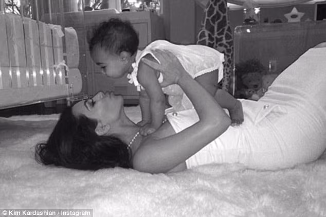 Không những thế bé North West (tên gọi ở nhà là Nori) còn có một đầu bếp riêng ở Paris và tất cả những thực phẩm mà bé ăn đều là hữu cơ. Cô bé còn được tham gia các lớp học nhạc hạng VIP với những giáo viên nổi tiếng.