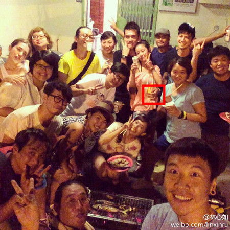 Tay của Nhất Triển ôm tình tứ vào eo của Lâm Tâm Như.